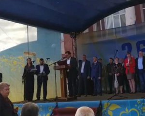 Міський голова не зміг українською прочитати промову