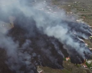 В Испании вулкан продолжает извергать лаву и облака пепла. Видео