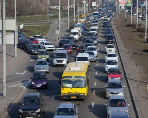 У Києві жінка без одягу зупиняла машини танцями: курйозне відео