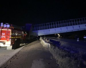 В России пешеходный мост обрушился на автомобили: есть погибшие