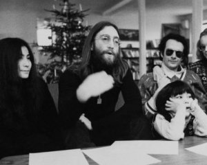 Единственную копию записи песни Леннона продадут с аукциона