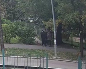 В Киеве подростки напали на прохожего: камера сняла преступление