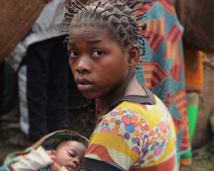 Працівники ВООЗ зґвалтували понад 50 жінок у Конґо під час спалаху Еболи