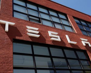 Tesla зобов&#039;язали виплатити колишньому працівнику $137 млн