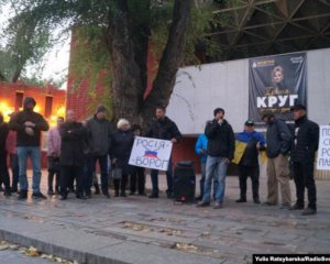 В Днепре протестуют против выступления российской певицы, которая пела в Крыму