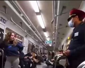 Жінку без маски виперли з вагона київського метро: відео інциденту