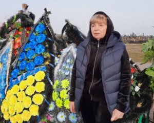Мать нардепа Полякова обратилась к украинцам возле могилы сына