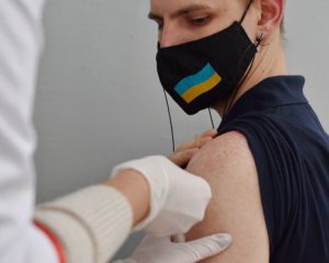 Украинцев не будут поощрять деньгами, чтобы вакцинировались