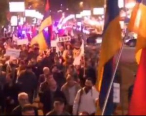 &quot;Путин - х**ло&quot; - тысячи митингующих в Армении спели украинский хит
