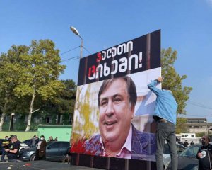 Должен сидеть пожизненно: противники освобождения Саакашвили вышли на акцию к тюрьме