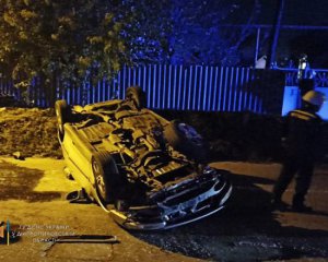 В Днепре в результате ДТП перевернулась авто: двое пострадавших