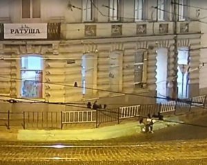 Женщина ночью разрисовала центр Львова - ее разыскивают