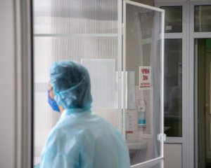 Коронавірус лихоманить Україну. За добу майже 19 тис. хворих