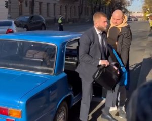 "Слуга" Дмитрук користується Audi A8, а біля Ради прикривається "копійкою"