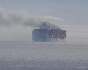 &quot;Може бути екологічна катастрофа&quot;: біля берегів Канади горить судно з хімікатами