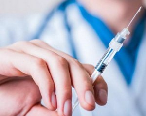 В Україні запроваджують бустерну третю дозу вакцини від Covid-19: кому колотимуть