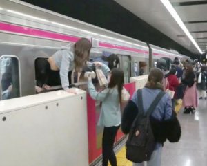 У метро чоловік із ножем напав на пасажирів: багато потерпілих