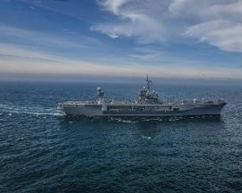 Американский флагманский корабль следует в Черное море