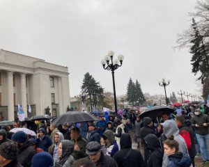 Арахамия по дороге в Раду попал в &quot;затор&quot; из антивакцинаторов и слушал проклятия