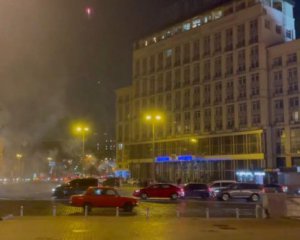 Неизвестные в трусах стреляли из фейерверков на проезжей части в центре Киева
