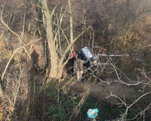 Під Києвом таксі впало у глибокий кювет