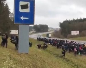 Толпа мигрантов идет к польской границе