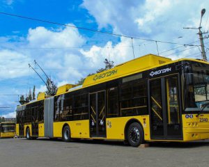 Знову збій: низка автобусів і тролейбусів Києва запізнюється