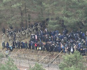 Дуда требует запретить полеты над ЕС авиакомпаниям, перевозящим мигрантов в Беларусь