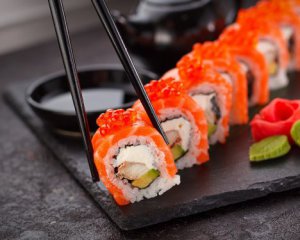 Безобразна и неприлична: сеть доставки суши влипла в скандал из-за названия