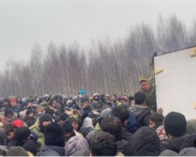 Белорусские силовики бросали еду в толпу голодных мигрантов