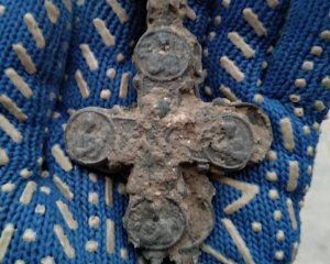 В Софии Киевской обнаружили древний крест