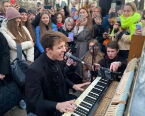 Киевский концерт британского музыканта Стивена Ридли в третий раз перенесли - он выступил под открытым небом