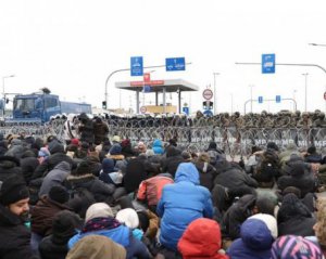Продовжують прибувати: Білорусь назвала кількість біженців на кордоні