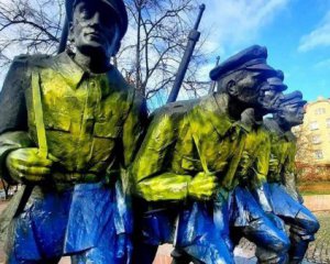 В Польше задержали украинца, разрисовавшего памятник в сине-желтый цвет
