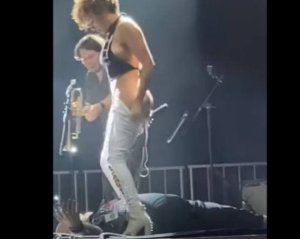 Американская певица посреди концерта помочилась на фаната. Видео 18+