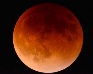 Місячне затемнення: о котрій годині відбудеться і чому в цей час краще відкласти усі справи