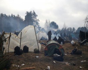 Білорусь перевела мігрантів на кордоні з Польщею у логістичний центр