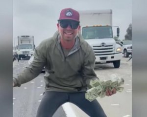 Дорогу засипало банкнотами: з інкасаторської машини випали мішки з грошима