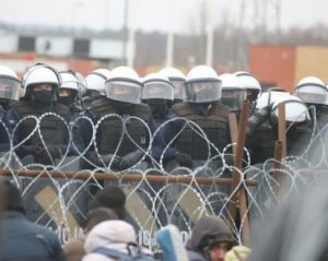 Мигранты на границе ранили польского военного
