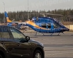 В Киеве возле торгового центра сел вертолет