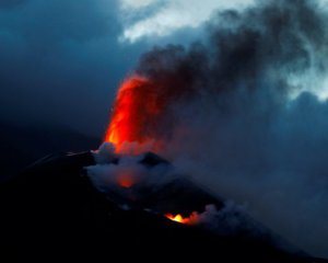 Вулкан на острові Ла-Пальма викинув новий потік лави