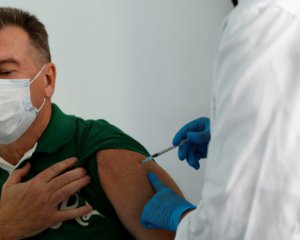 У німецькому аеропорту людям кололи саморобну вакцину