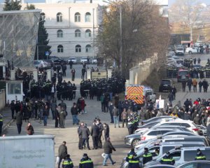 Біля суду, куди привезли Саакашвілі, почалися сутички