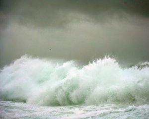 Двометрові хвилі й вітер: на Азовське море суне шторм