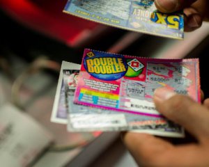 Женщина трижды сорвала джек-пот в лотерею за четыре года, покупая билеты в том же магазине