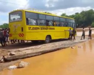 Автобус с пассажирами упал в реку, два десятка человек погибли