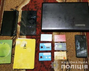 Поліція спіймала жінку, яка ошукала понад 100 осіб у соцмережах