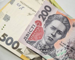 Украинцы начали оформлять карточки для "Вовиной тысячи"