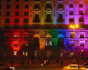 Здание КГГА подсветили в цвета флага ЛГБТ