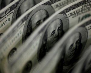 Студент дав викладачу $400 за дипломну - суд не визнав це злочином